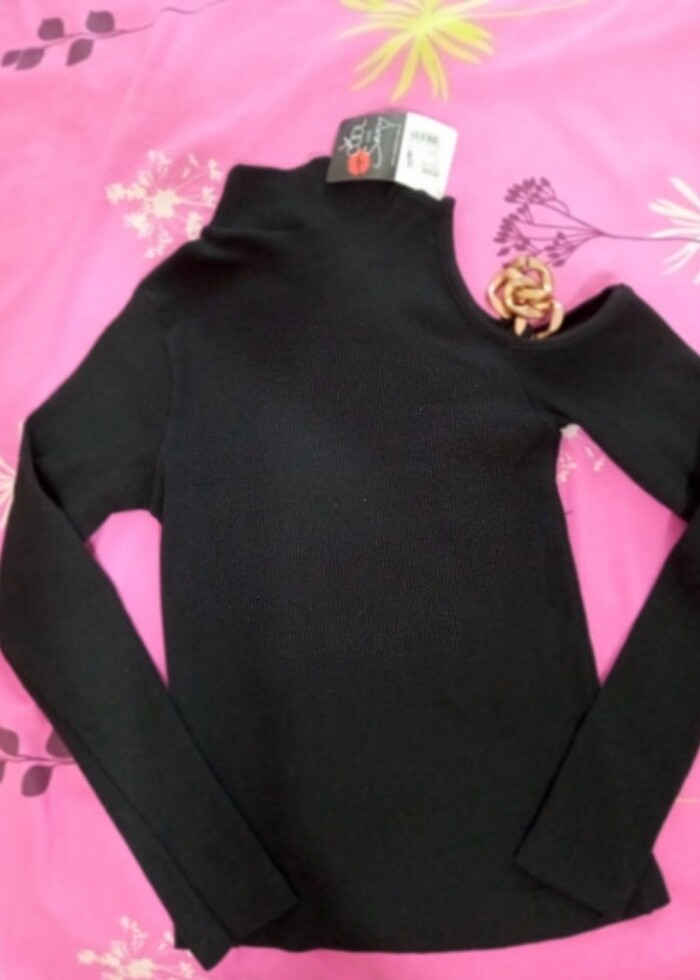 Tek omuzu dekolte zincirli bluz - Görsel 2