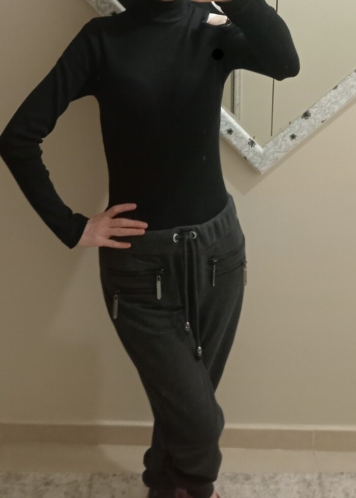 Tek omuzu dekolte zincirli bluz - Görsel 3