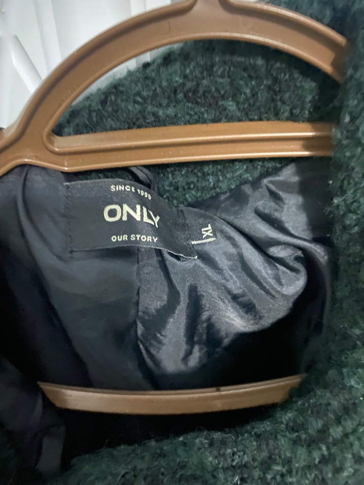 Koyu Yeşil Düğmeli Kaban - Görsel 3