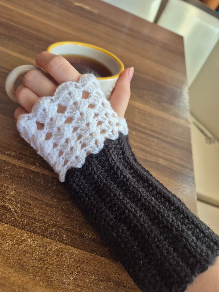 Dantel Detaylı Siyah Beyaz Örgü Eldiven - Görsel 2