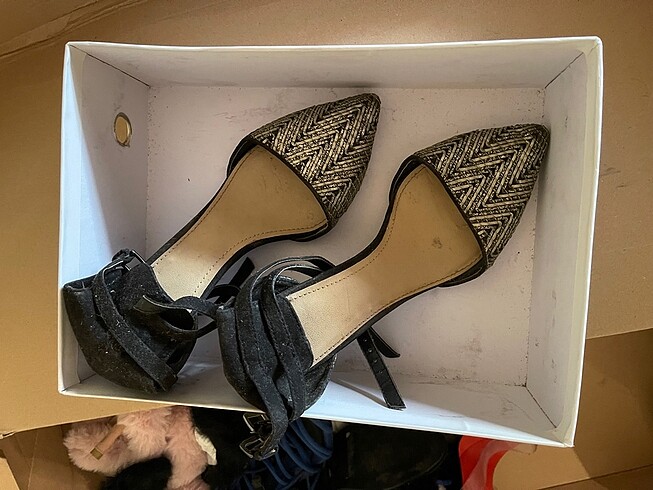 Önü kapalı desenli zara topuklu ayakkabı