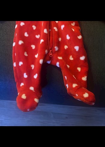 Kız Bebek Kapüşonlu Kırmızı Baskılı Astronot  Tulumu - Görsel 4