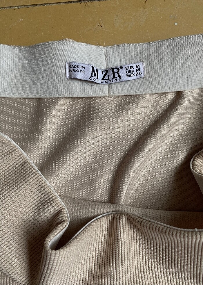 Yırtmaçlı bej etek - Görsel 2