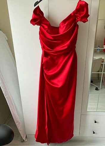 Kırmızı gece elbisesi 