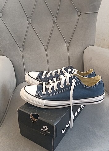 Klasik lacivert Converse orijinaldir 