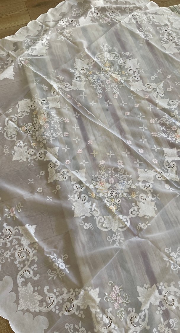 İşlemeli Beyaz Masa Örtüsü - Görsel 3