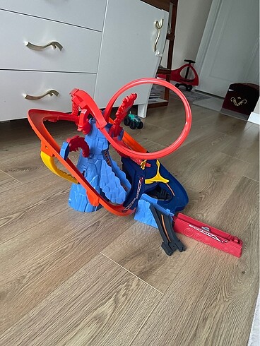 Hot wheels yanardağdan kaçış motorlu pist