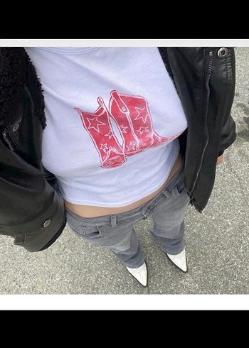 2K İki Adet Kirmizi Cizme Baskili Beyaz Tisort