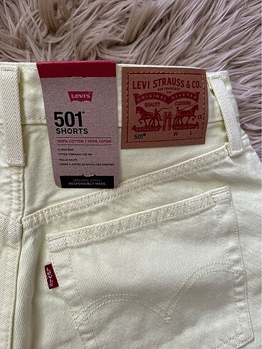 26 Beden sarı Renk Levis 501 Kot Şort