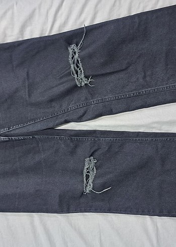 Yırtık Detaylı Siyah Jean