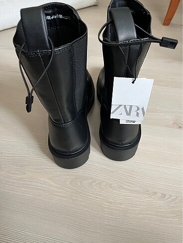 36 Beden siyah Renk zara bot