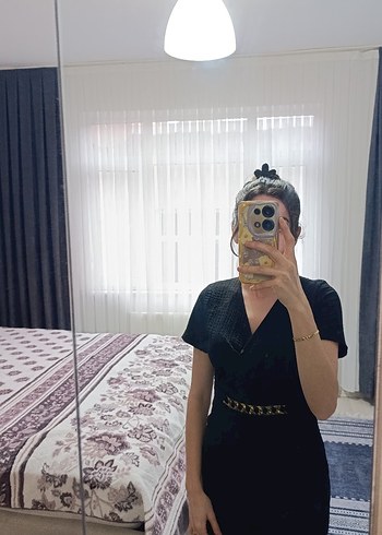 Kemer Detaylı Siyah Midi V Yaka Elbise - Görsel 3