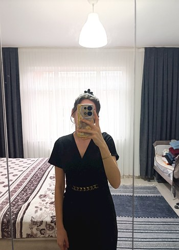 Kemer Detaylı Siyah Midi V Yaka Elbise - Görsel 2