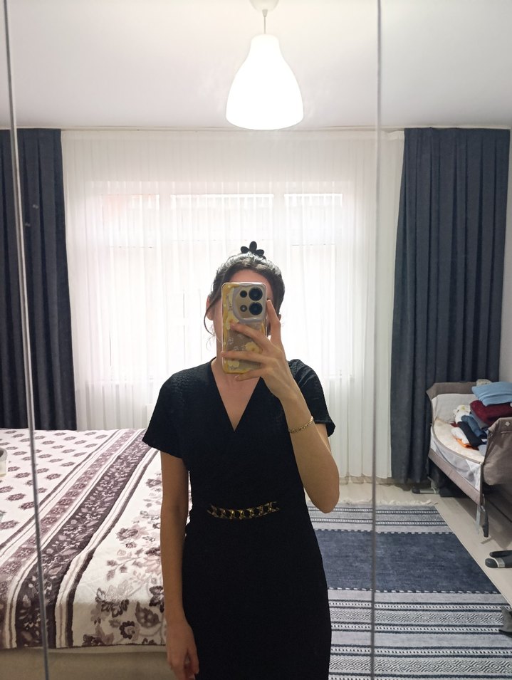 Kemer Detaylı Siyah Midi V Yaka Elbise - Görsel 2