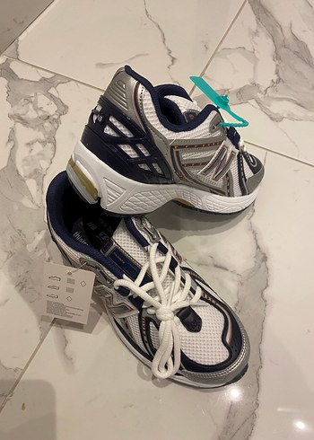 New Balance Beyaz Gri Bağcıklı Kadın Spor Ayakkabısı