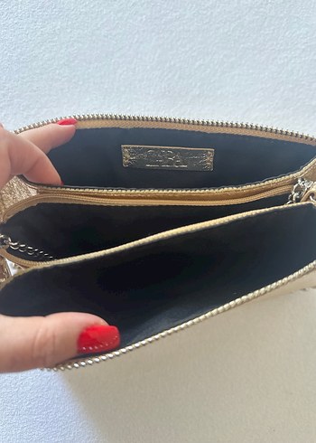 Zara Zincir Detaylı Parlak Altın Deri Çanta