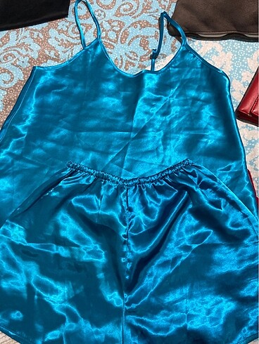 Saten pijama resimde görüldüğü gibi turkuaz