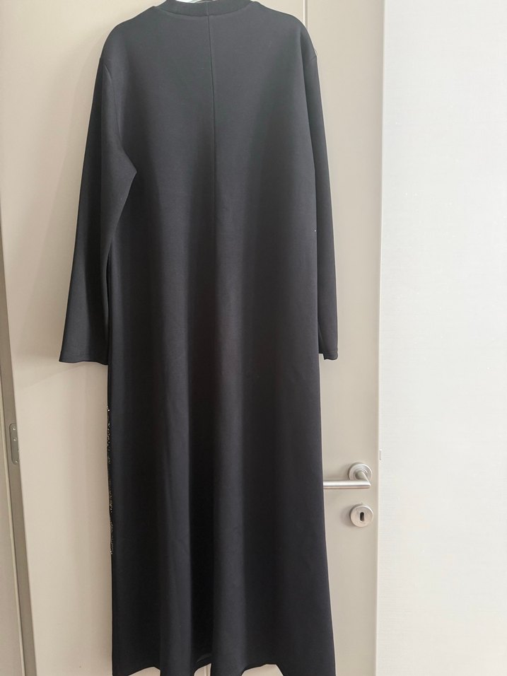 Zincir Detaylı Siyah Yılan Desenli Uzun Elbise - Görsel 4