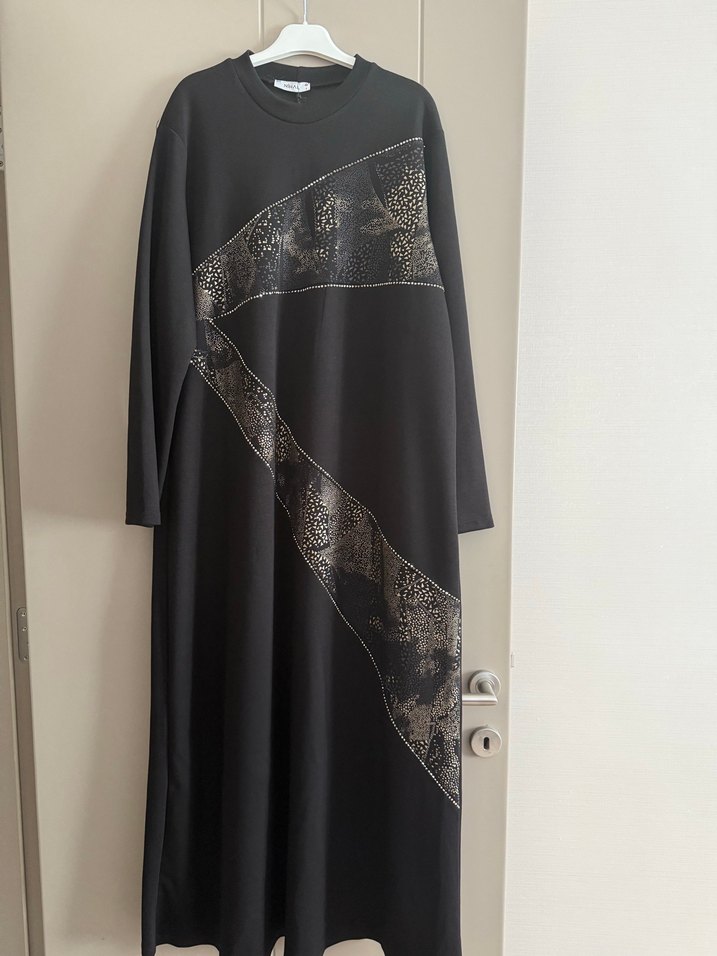 Zincir Detaylı Siyah Yılan Desenli Uzun Elbise - Görsel 2