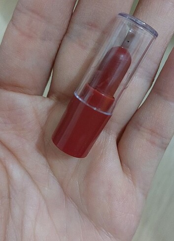 Beden çeşitli Renk Beaulis mini mat ruj seti. İçinde 6 tane var