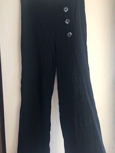 Siyah tek bacağı yırtmaçlı günlük pantalon