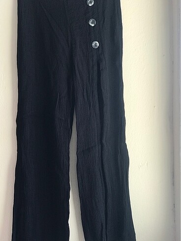Trendyol & Milla Siyah tek bacağı yırtmaçlı günlük pantalon