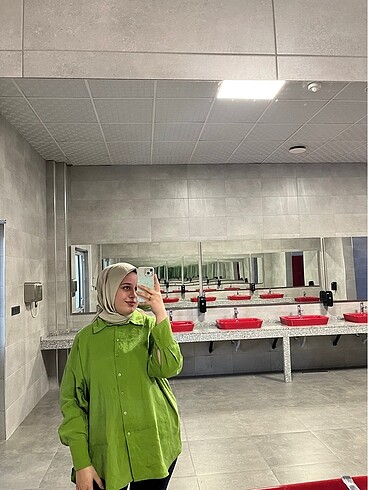 Yeşil gömlek yeni sayılır çok az giyildi