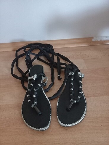bilekten bağlamalı sandalet