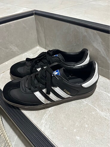 Siyah adidas