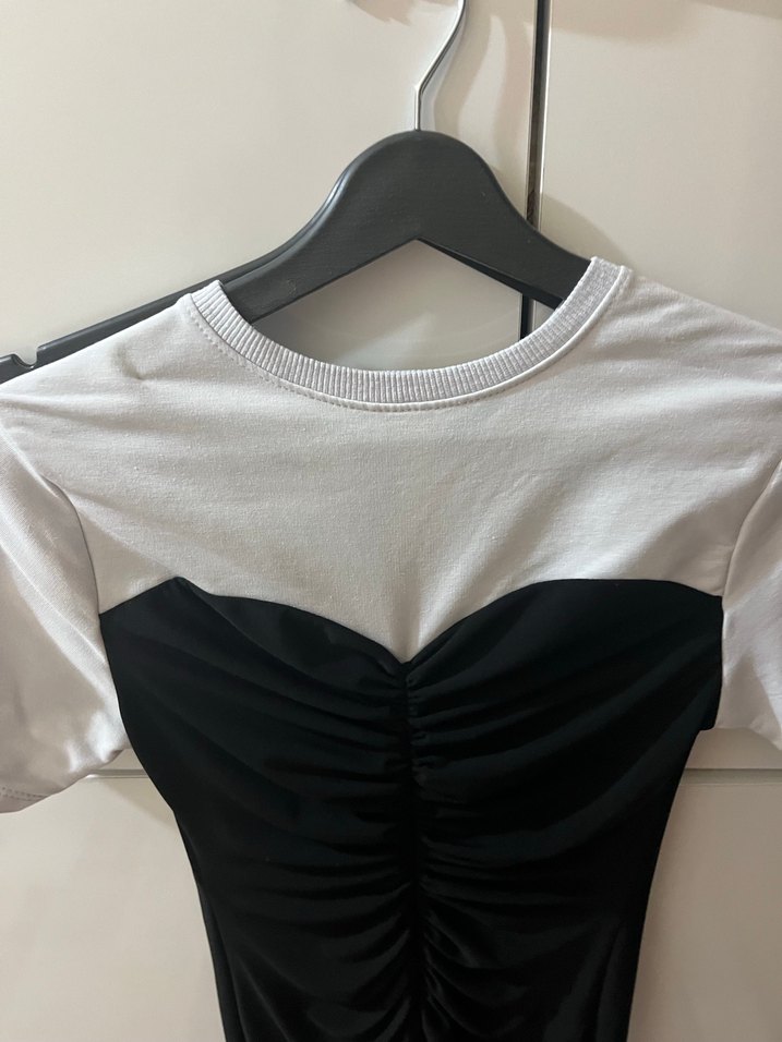 Kadın Siyah-Beyaz Büzgülü Fit Tişört - Görsel 2