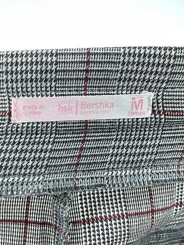 m Beden çeşitli Renk Bershka Kumaş Pantolon %70 İndirimli.