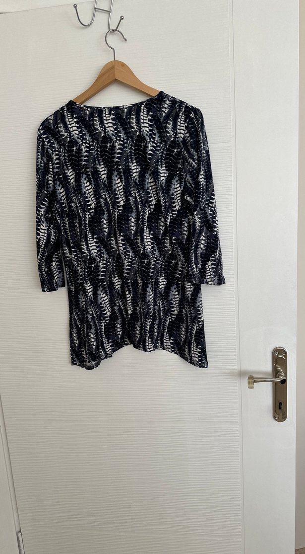 Gri Bağlama Desenli V Yakalı Kadın Bluz - Görsel 2