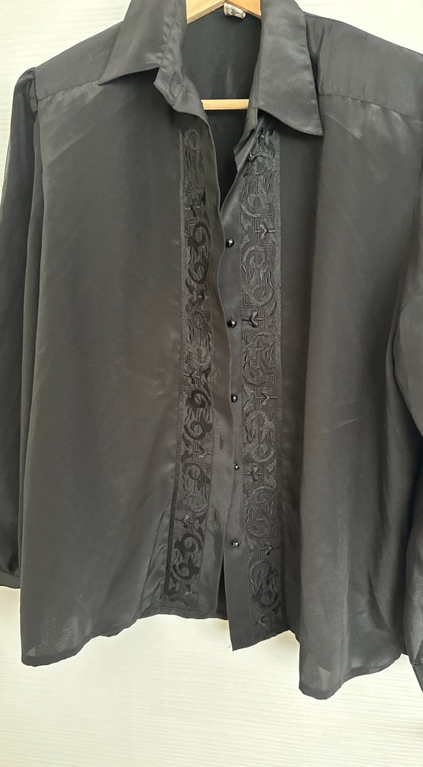 Siyah Nakışlı Düğmeli Uzun Kollu Gömlek - Görsel 2
