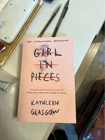 Girl in pieces İngilizce kitabı