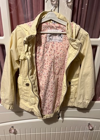 Sarı Düğmeli Kız Yağmurluk - Görsel 3