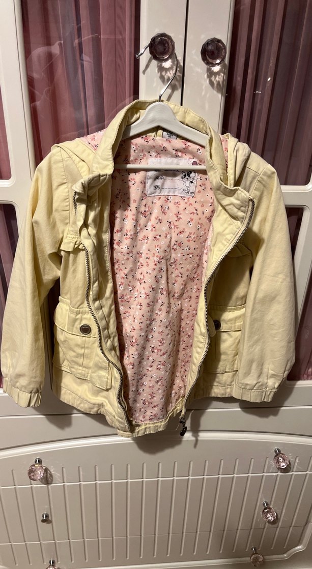 Sarı Düğmeli Kız Yağmurluk - Görsel 3