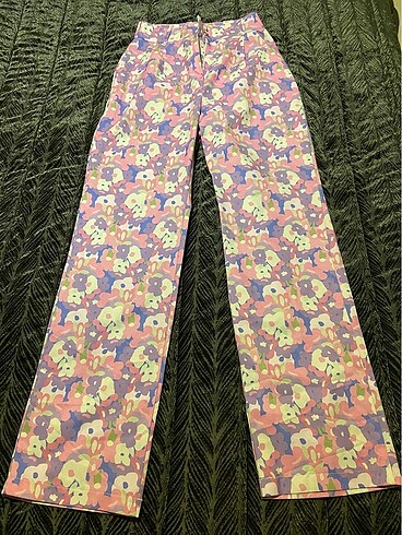 Çiçekli pantolon