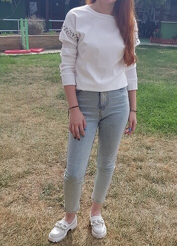 Beyaz , boncuk detayli gömlek