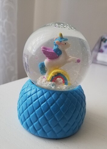 Beden Unicorn kar küresi