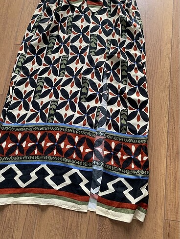 Zara Desenli yırtmaçlı elbise