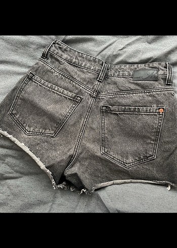 Gri Mini Kot Şort, Düğmeli, Bol Kesim - Görsel 2