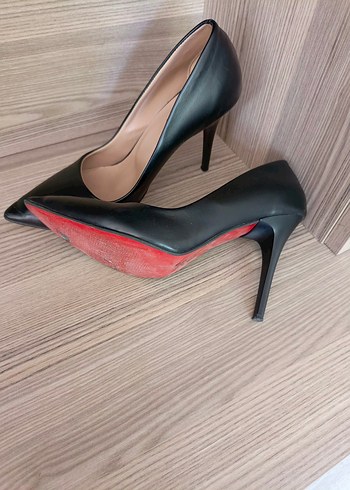 39 Beden stiletto siyah mat iyi durumda
