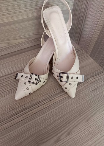 Beyaz Tokalı Stiletto Kadın Topuklu Ayakkabı - Görsel 5