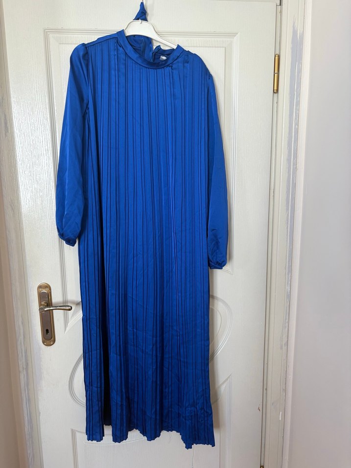 Düğmeli Mavi Saten uzun elbise - Görsel 2