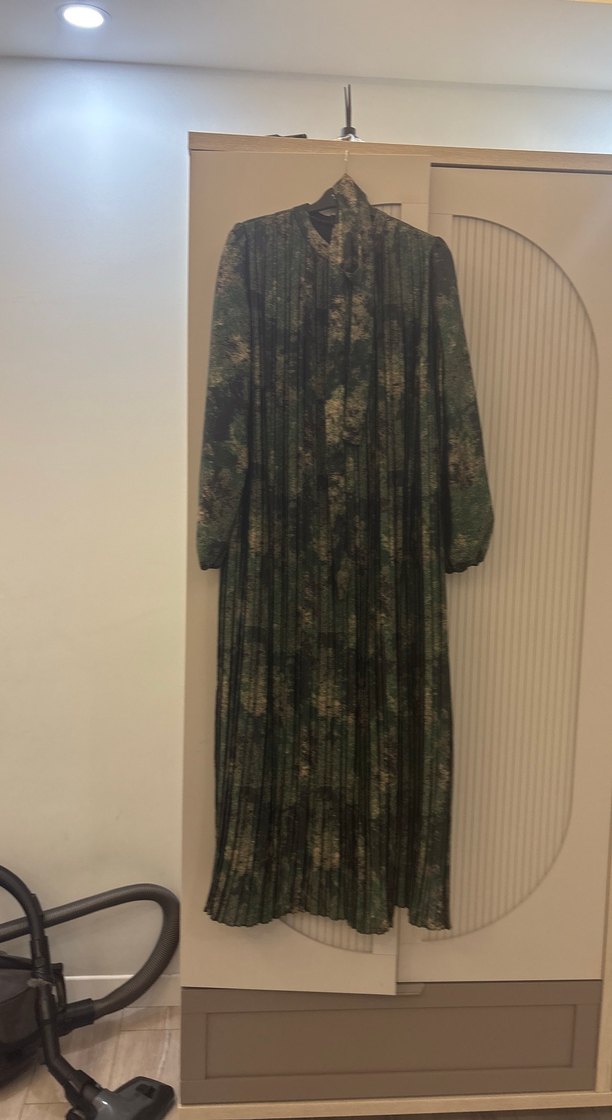 Piliseli Bağlamalı Yaka Uzun Kadın Elbise - Görsel 2