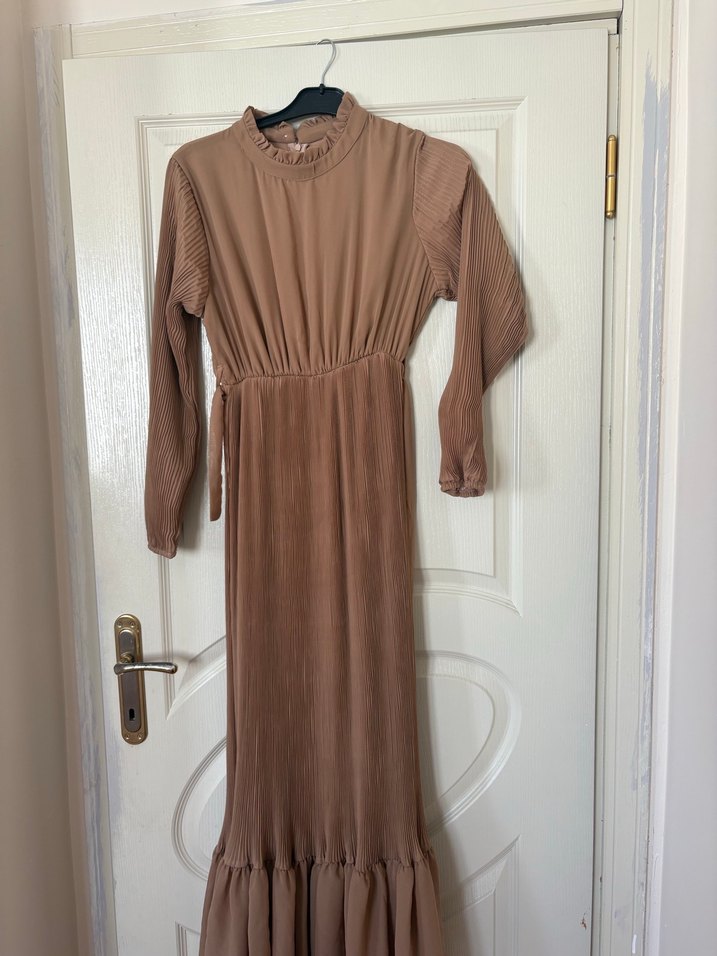 Düğmeli V Yaka Bej  elbise - Görsel 3