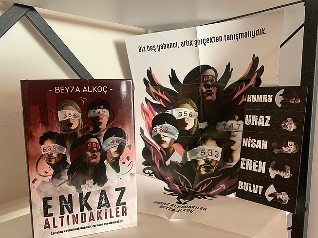 Enkaz Altındakiler