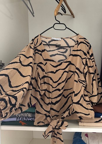 Bershka Siklik Ve Rahatlik Bej Siyah Kaplan Desenli Baglamali Bluz