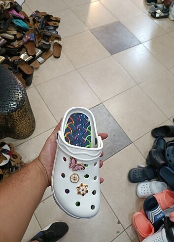 Crocs yüksek tabanlı terlik 