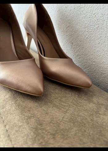 Bej Parlak Stiletto Topuklu Kadın Ayakkabı